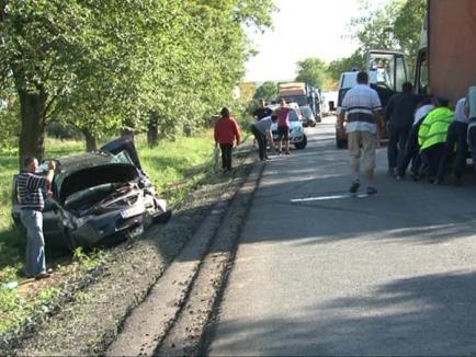 Coadă de peste 12 kilometri în urma unui accident la Mădăras, soldat cu doi răniţi (FOTO)